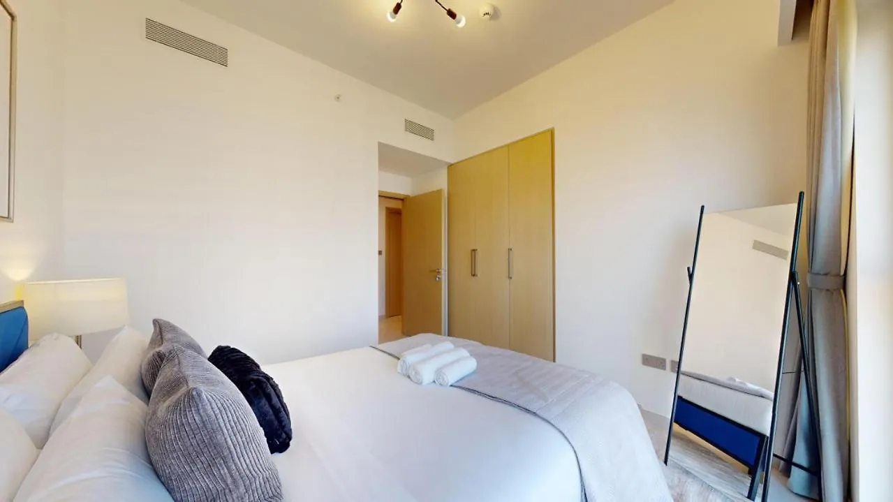 Burj Royale - Mesmerizing Three Bed With Burj View Dubai Apartment
