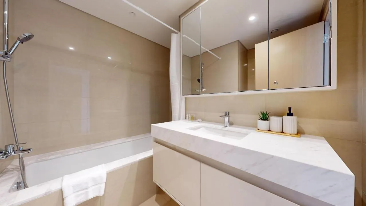 Burj Royale - Mesmerizing Three Bed With Burj View Dubai